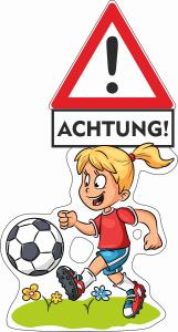 Auffälliges Warnschild Vorsicht Kinder als Standfigur mit Fussball spielendem Mädchen